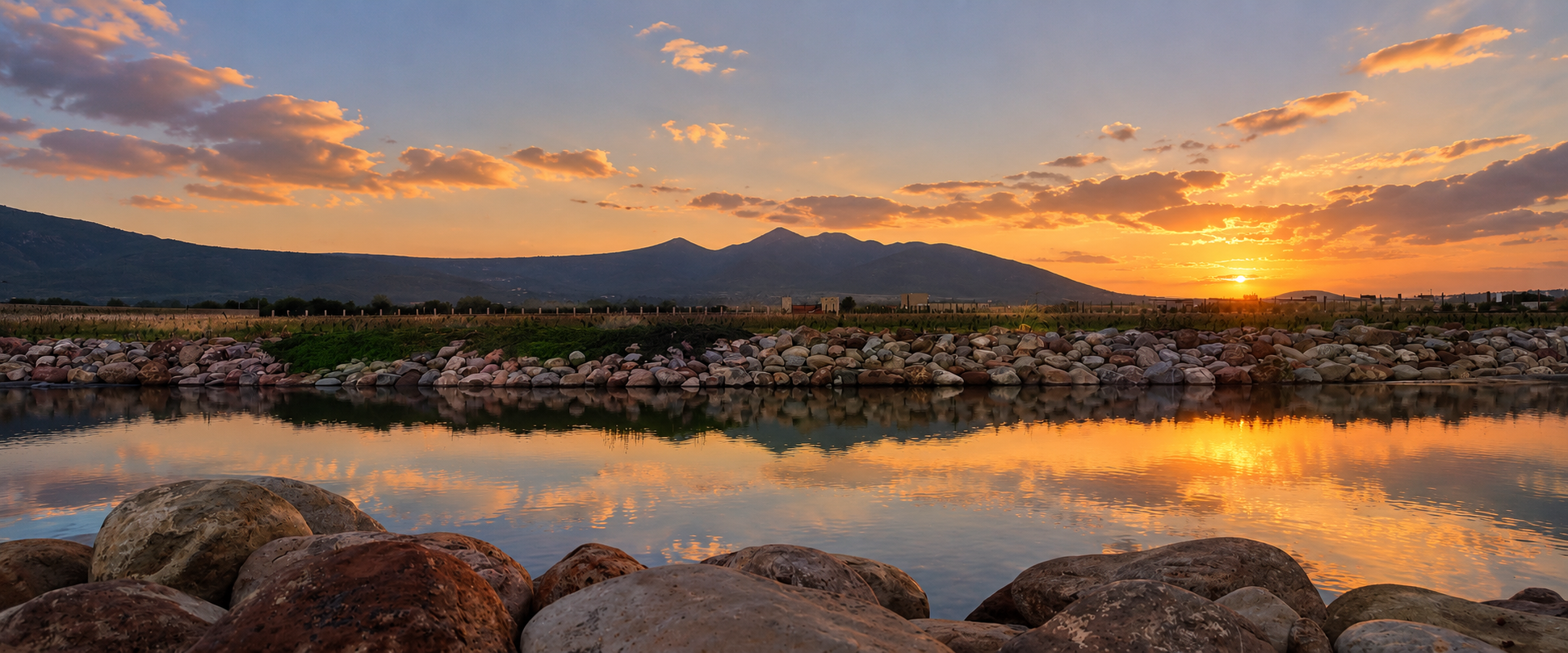 Atardecer dorado sobre el lago